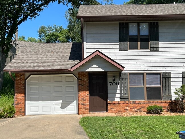 Building Photo - 709 Oak Trl
