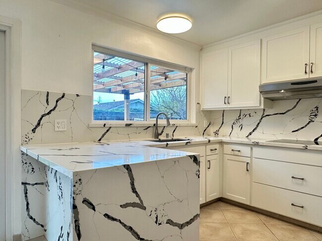 Building Photo - 1717 Gladstone Ave