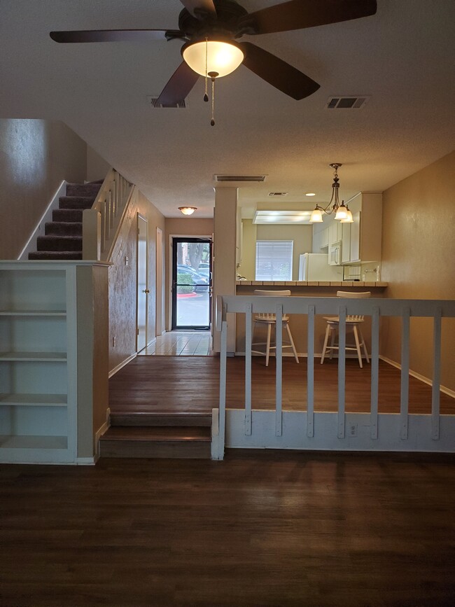 Airy, free flow main entrance to dining & living rooms. - 7122 Wood Hollow Dr