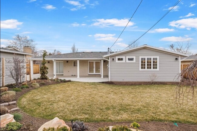 Building Photo - Spacious home for rent -  2.2 miles from t...
