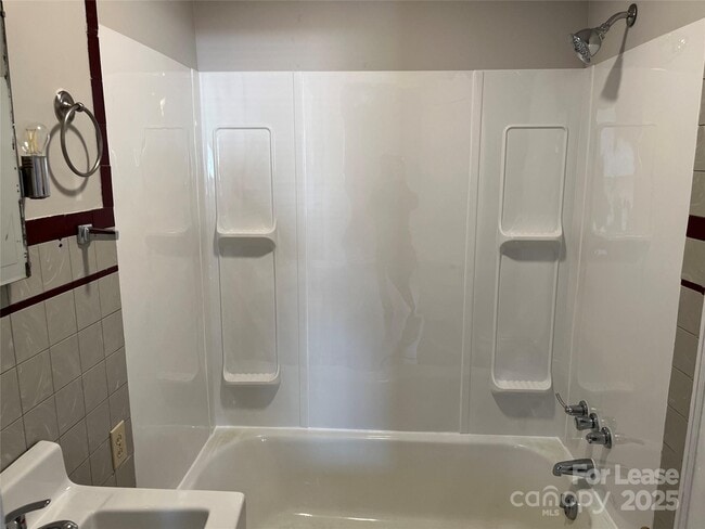 Building Photo - 668 N 6th St