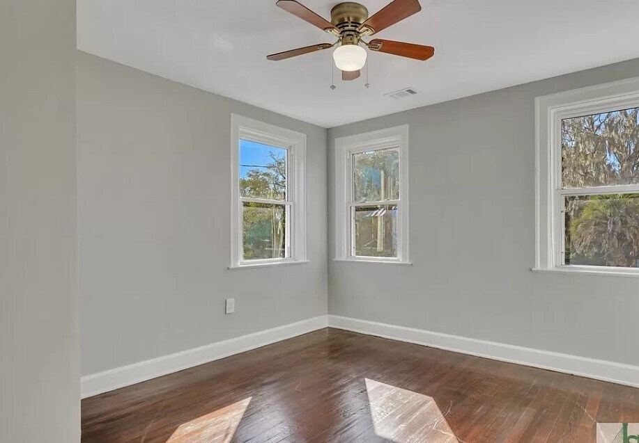 Building Photo - 824 E 39th St