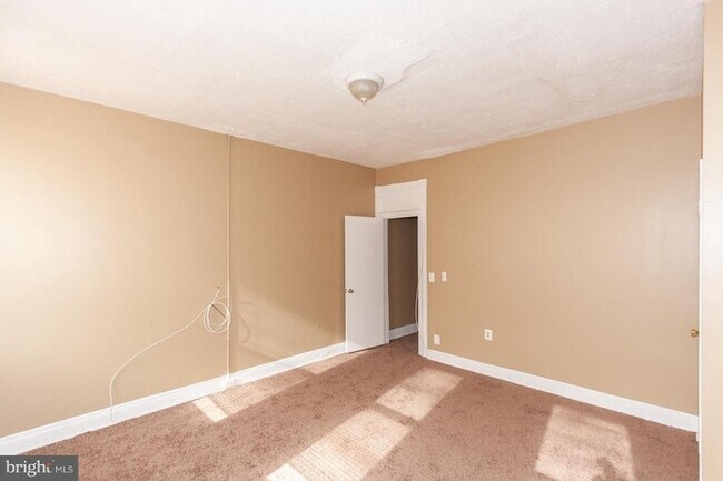 Building Photo - 3 Bedroom House