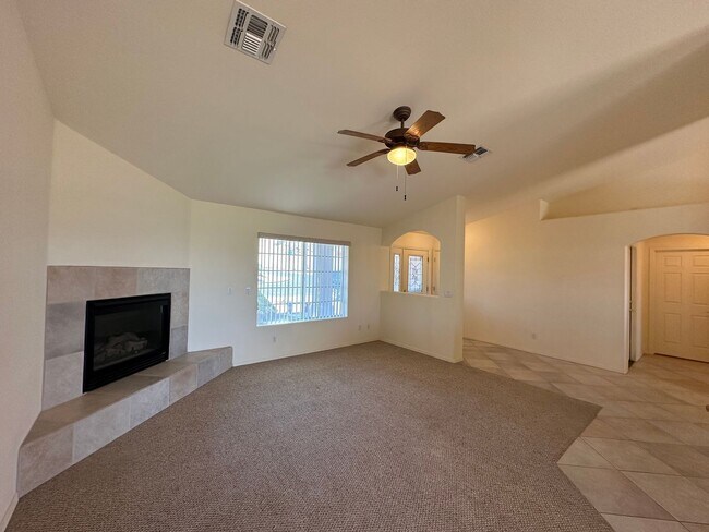 Building Photo - Beautiful 3 Bed / 2 Bath Home Backing to Cerbat Cliffs Golf Course!