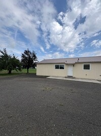 Building Photo - Quincy Country Living!
