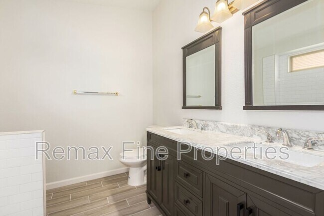 Building Photo - 1851 E Carla Vista Dr
