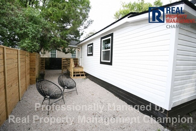 Building Photo - Freshly Renovated Minutes to downtown Wilmington dining, with off-street parking
