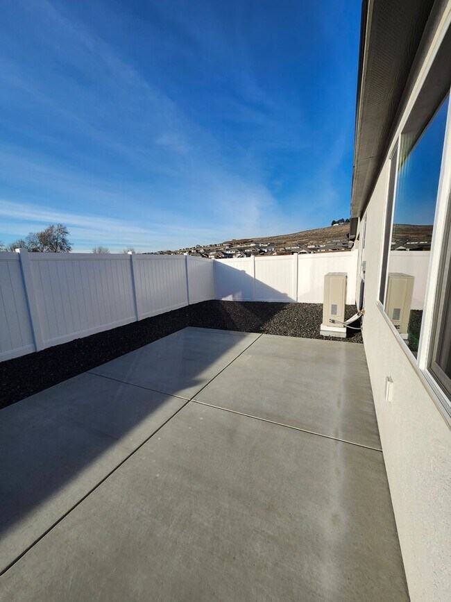 Building Photo - 3 bed, 2 bath- Kennewick Location!