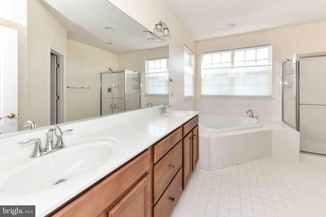 Building Photo - 13592 Village Green Dr