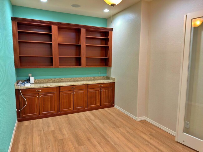 Building Photo - 737 E Charlevoix Ave