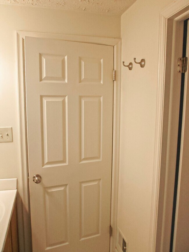 Building Photo - Lovely 2 Bedroom 2 Bathroom Townhome With ...