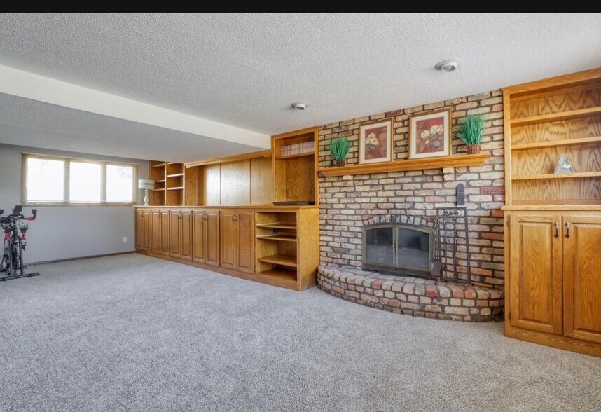 Building Photo - 9240 Chesshire Ln N