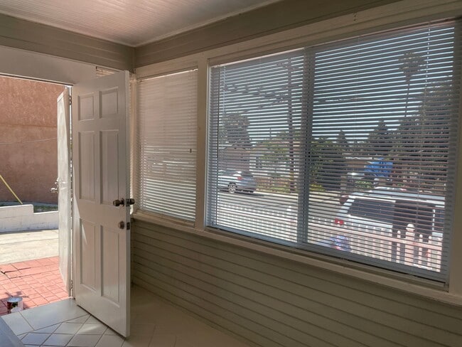 Building Photo - Gorgeous 2-bedroom house for rent! 1-Month...