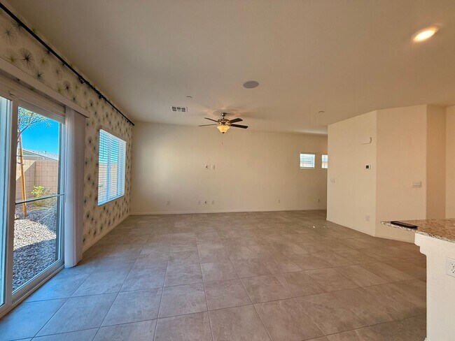 Building Photo - NEVER LIVED IN 4 BED 2.5 BATH 2 CAR GARAGE SINGLE FAMILY HOME FOR RENT!