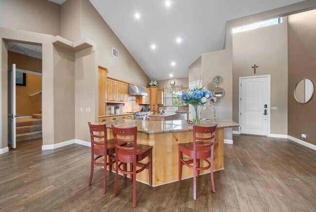 Building Photo - Furnished 4BR Mountain View Home with Garage