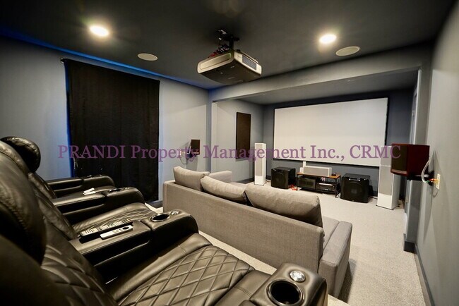 Building Photo - Classic, Modern and Private Home with Fres...