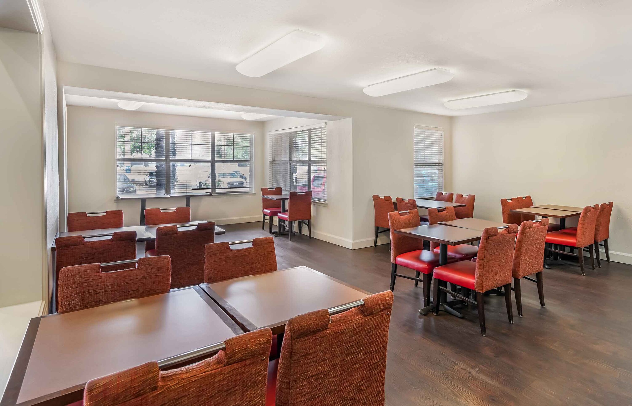Building Photo - Furnished Studio-Tampa - Airport - N. Westshore Blvd.