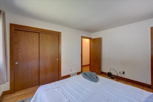 Building Photo - Move in Ready Hill Farms Ranch!