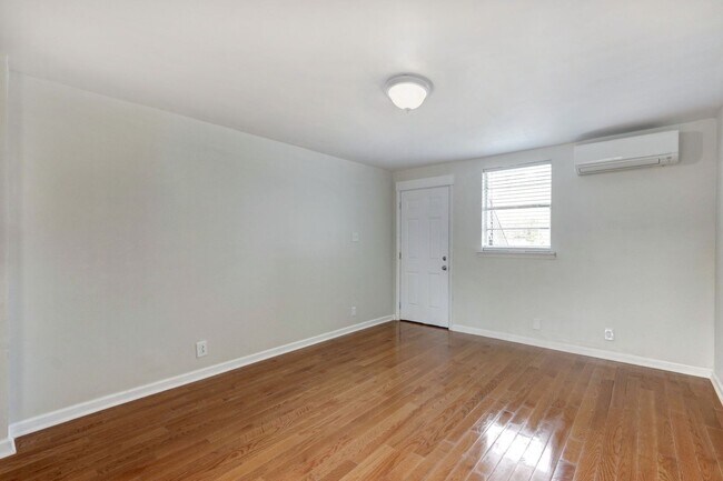 Building Photo - One block from Historic District - Renovated Two Bedroom