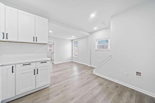 Building Photo - Fully Renovated 3BR/3BA Home with Quartz Finishes Near Easton - Move in Ready!