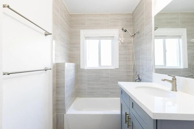 Building Photo - Bright and airy 2-bedroom 2-bath in Mid- City