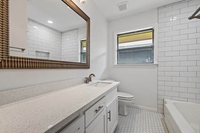 Building Photo - 5027 Creekbend Dr
