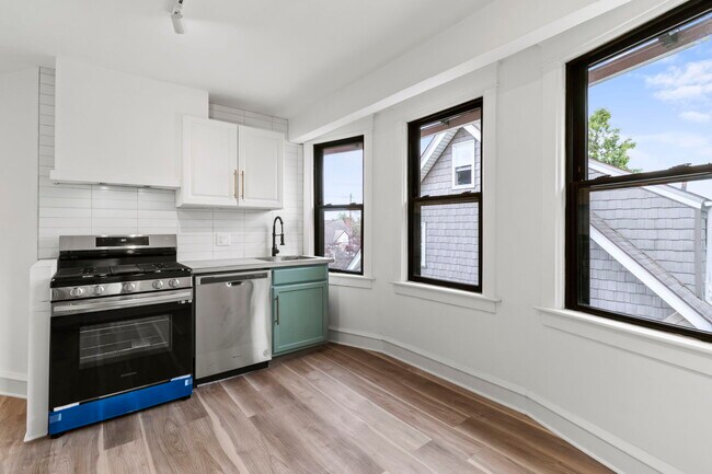 Building Photo - 10 E Marthart Ave