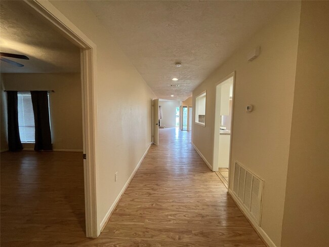 Building Photo - 12 Hallmark Dr