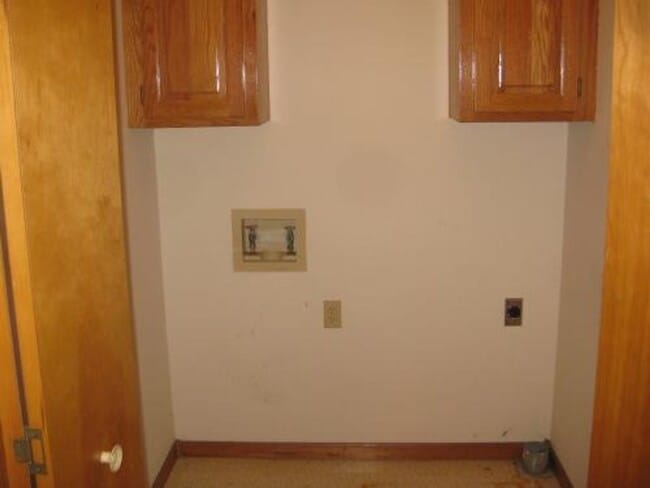 Building Photo - Great All Brick Lovely Home-Rent To Own!