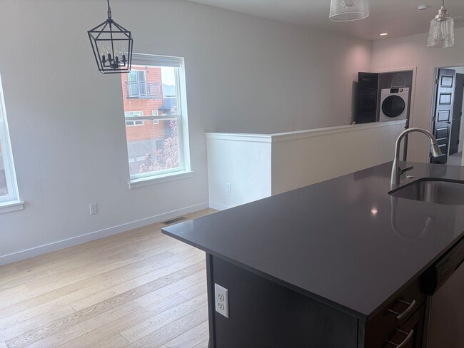 Building Photo - 220 Metz Ln