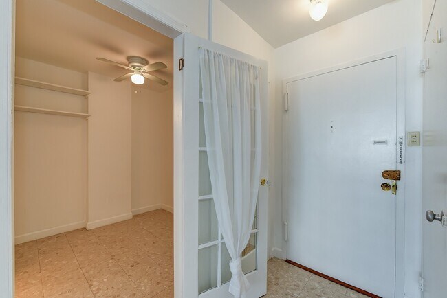 Building Photo - Spacious & Bright Junior One Bedroom at River Place North