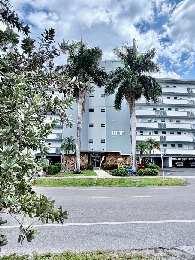 Building Photo - 1000 NE 14th Ave