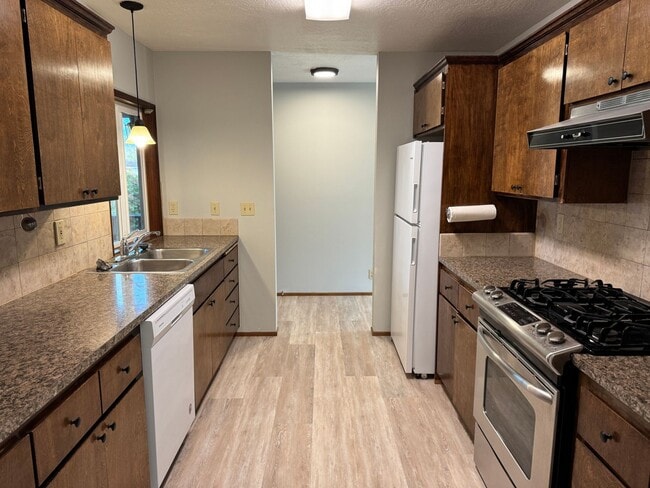 Building Photo - Beautifully updated 3 bedroom, 2 bath house in Eugene!