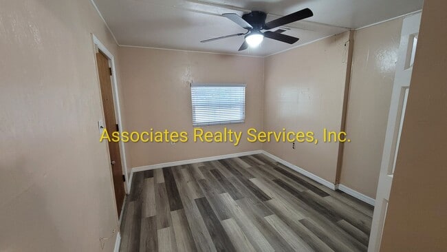 Building Photo - 4 BR, 2 BA  LOOK!!!!   ITS A STEAL!