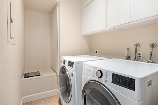 Building Photo - 16140 Av. Venusto