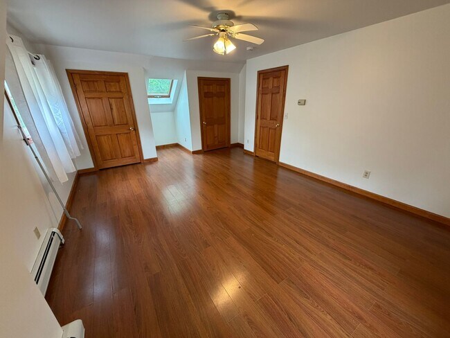 Building Photo - Beautiful 4 Bed / 2 Bath, Single Family Home. Close to Downtown Northampton!