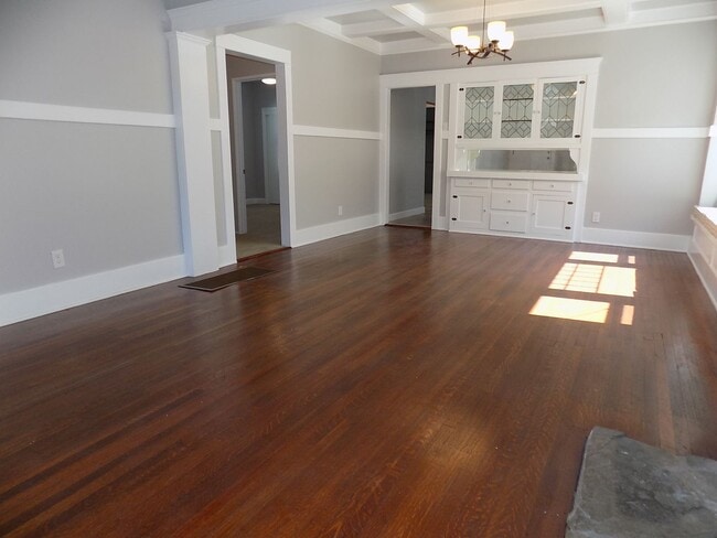Building Photo - 3 Bedroom/2 Bathroom Craftsman | Master wi...