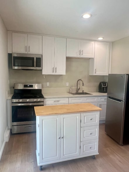 Primary Photo - 5385 Howard St