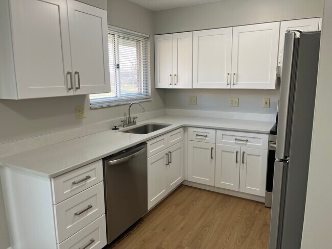 Building Photo - 858 Heatherstone Dr