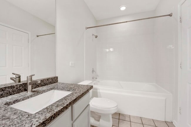 Building Photo - 948 W 15th Pl