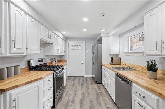 Building Photo - 228 Sylvan Walk