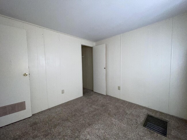 Building Photo - 2 bed 2 bath close to the river.