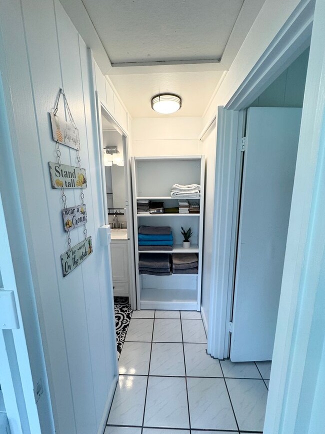 Building Photo - Ready for move in! Utilities included! One...