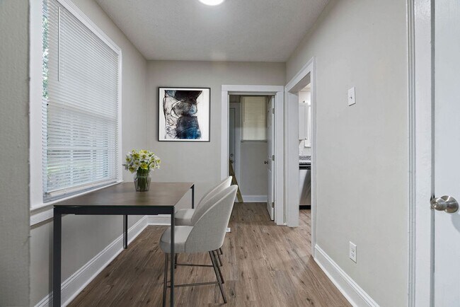 Building Photo - 207 Windsor Dr