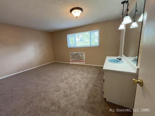 Building Photo - 1527 Spring Valley Dr