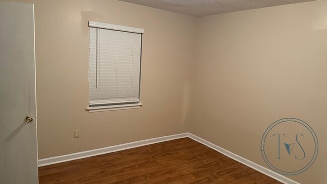 Building Photo - RATE DROP ALERT (was $1600/month) and WINTER MOVE-IN SPECIAL: 50% OFF 1ST FULL MONTH'S RENT!**