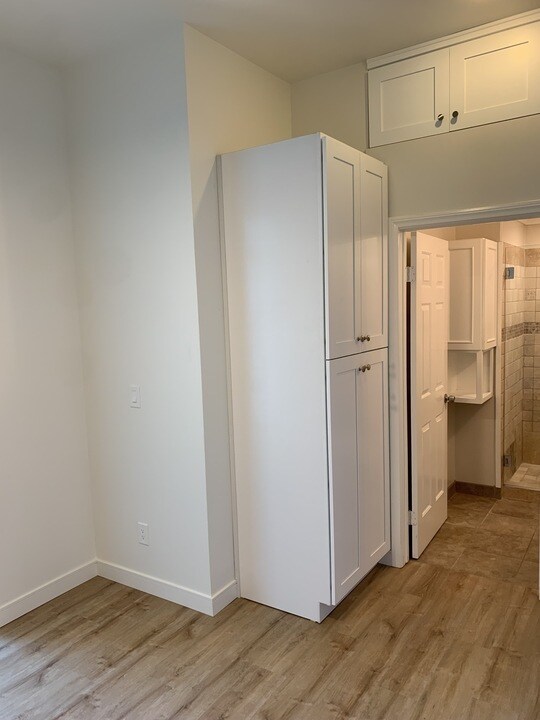 Building Photo - 4415 Stanbridge Ave