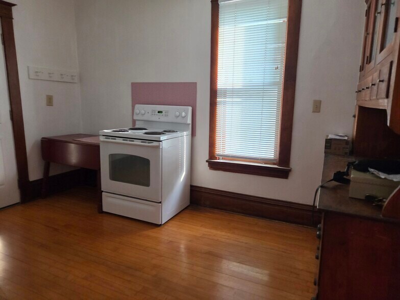 Kitchen - 505 8th Ave SE