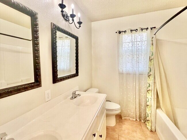 Building Photo - Beautiful 3/2/2 in Milwaukee Ridge