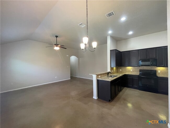 Building Photo - 758 Saengerhalle Rd